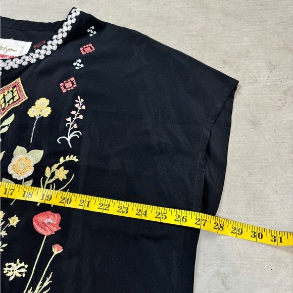 Biya Johnny Was 100% Silk Embroidered Short Sleeve Top Size L - Picture 7 of 8
